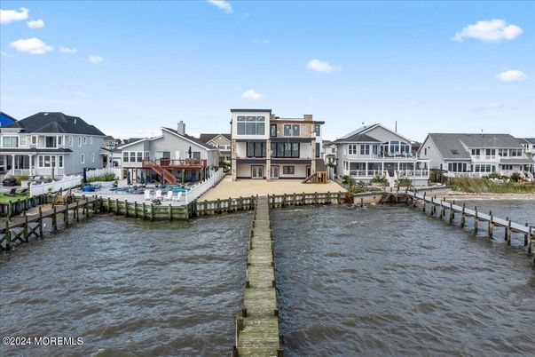 Exterior, Lake