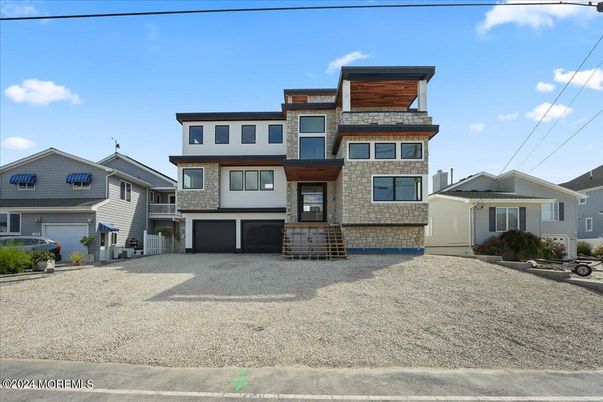 Attached, Exterior, Facade, Rowhouse
