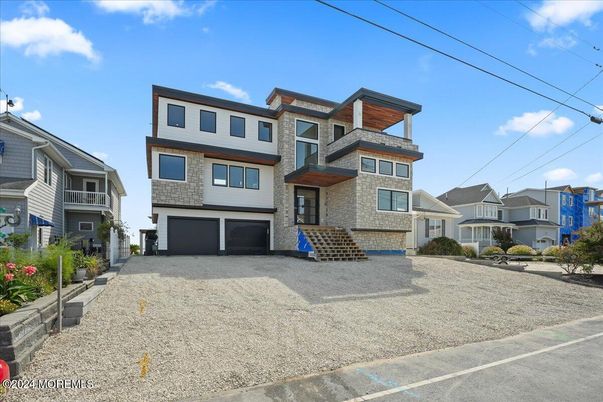 Attached, Exterior, Facade, Rowhouse