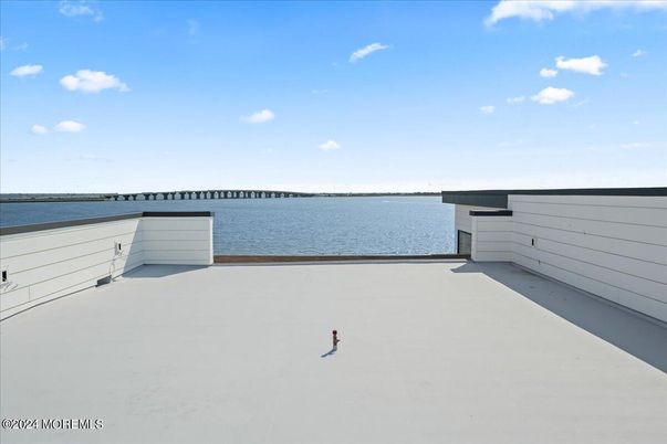 Exterior, Lake