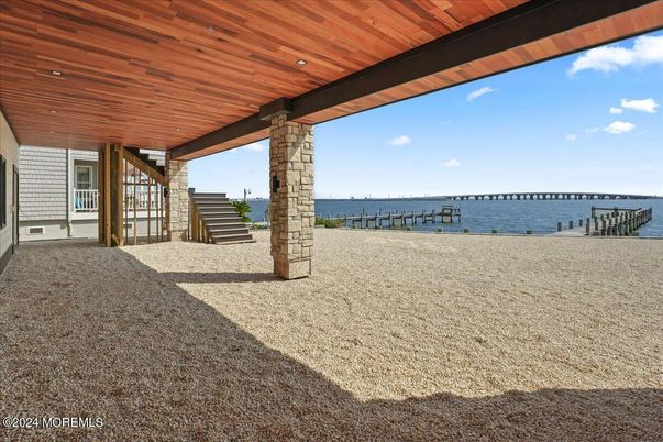 Exterior, Lake