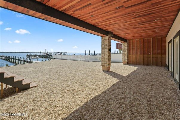 Exterior, Lake