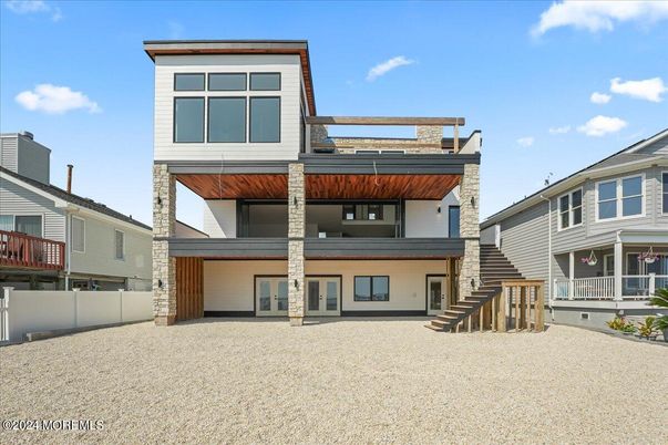 Exterior, Facade, Modern