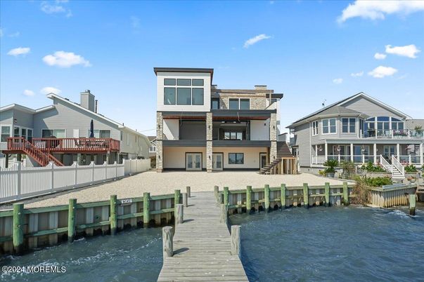 Exterior, Lake