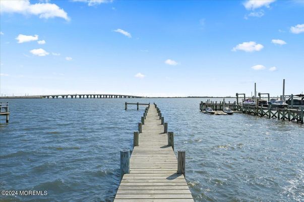 Exterior, Lake