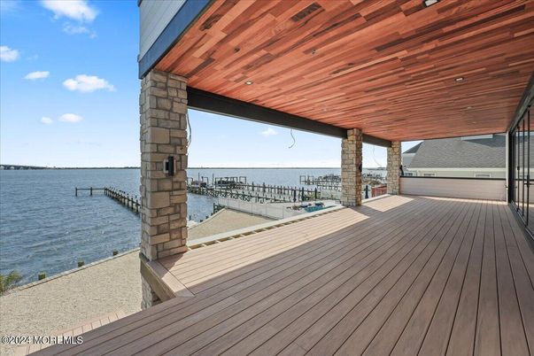 Exterior, Lake