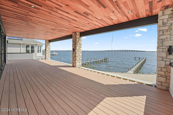 Exterior, Lake