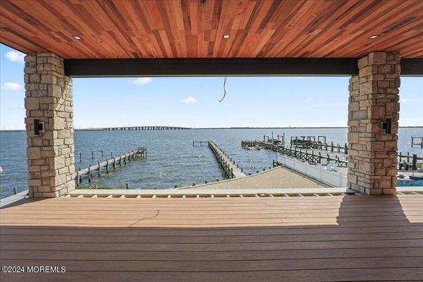 Exterior, Lake