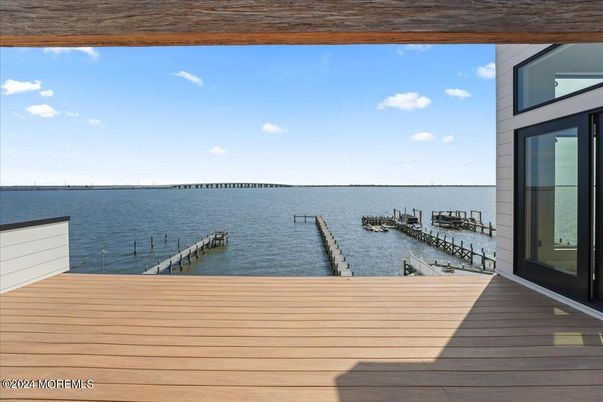 Exterior, Lake