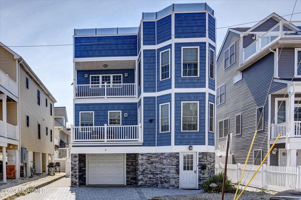 Exterior, Facade, Rowhouse