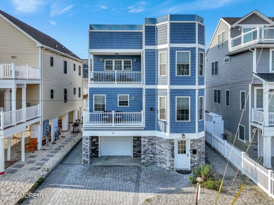 Exterior, Facade, Rowhouse