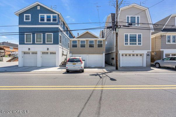 Attached, Exterior, Facade, Rowhouse