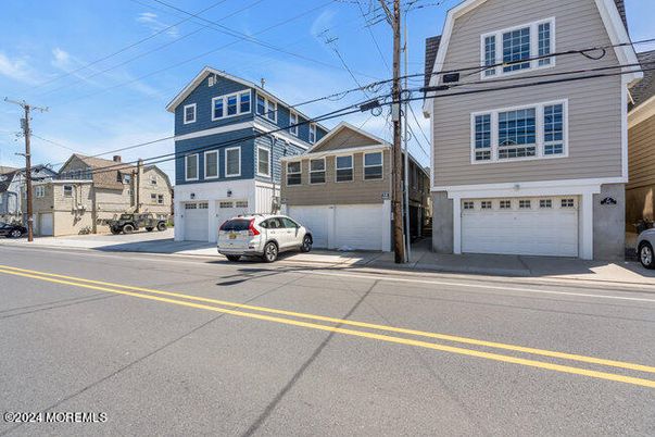 Attached, Exterior, Facade, Rowhouse
