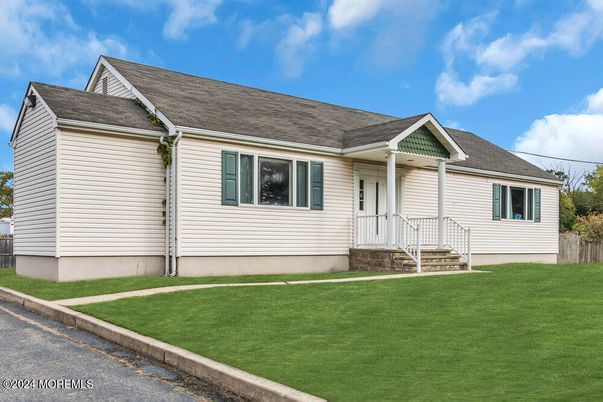 Exterior, Facade, Cape Cod