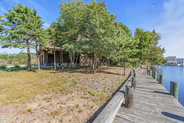 Exterior, Lake