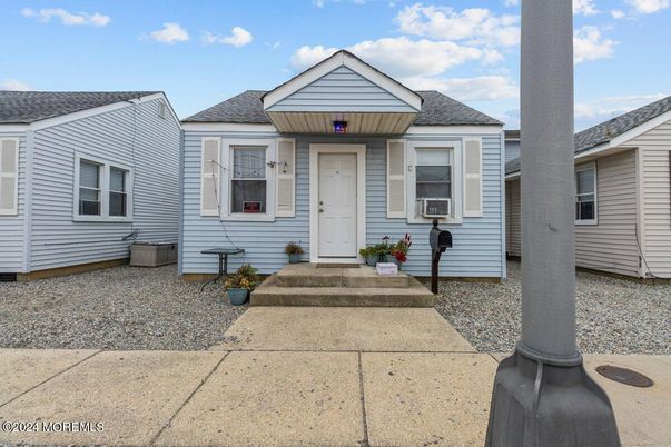 Exterior, Facade, Cape Cod