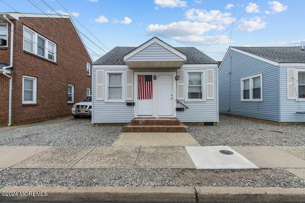 Exterior, Facade, Cape Cod