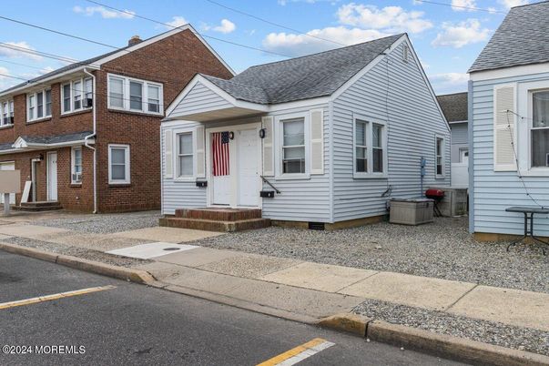 Exterior, Facade, Brick Facade, Cape Cod