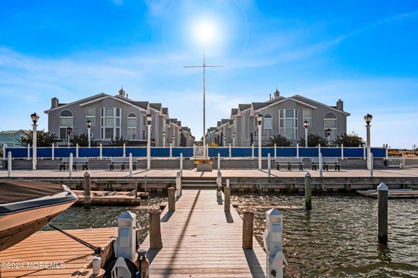 Exterior, Lake