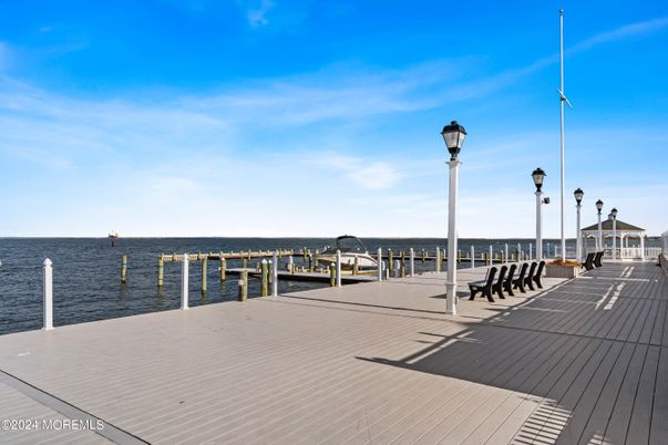 Exterior, Lake