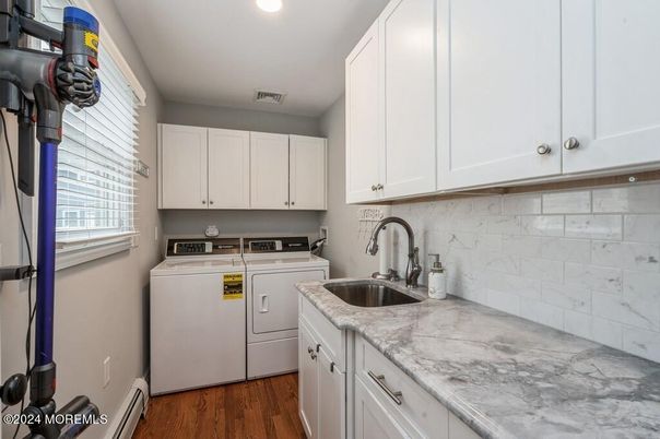 Interior, Recessed Lighting, Washer, Wood Texture Flooring