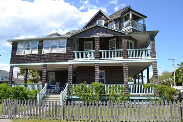 Exterior, Facade, Queen Anne Victorian