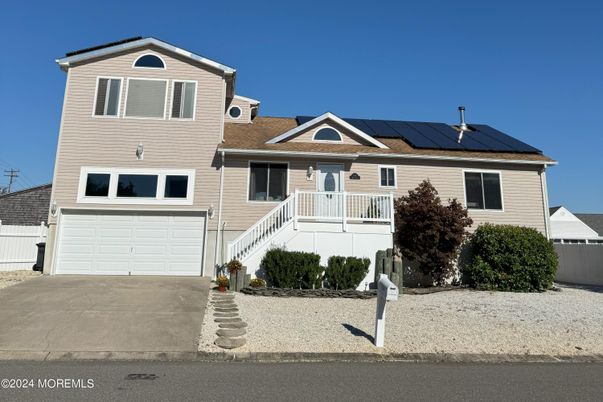 Attached, Exterior, Facade, Solar Panels, Split Level