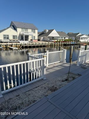 Exterior, Lake