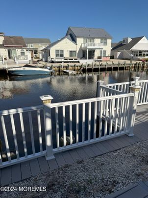 Exterior, Lake
