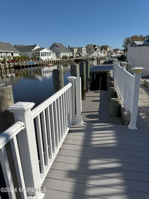 Exterior, Lake