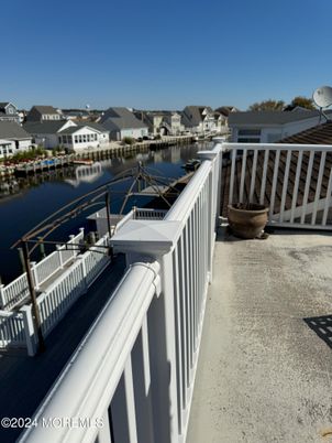 Exterior, Lake