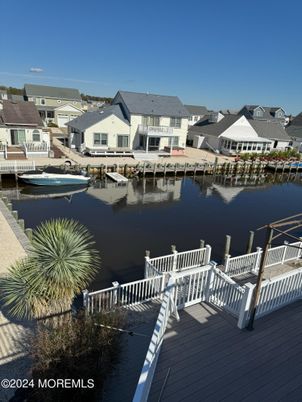 Exterior, Lake