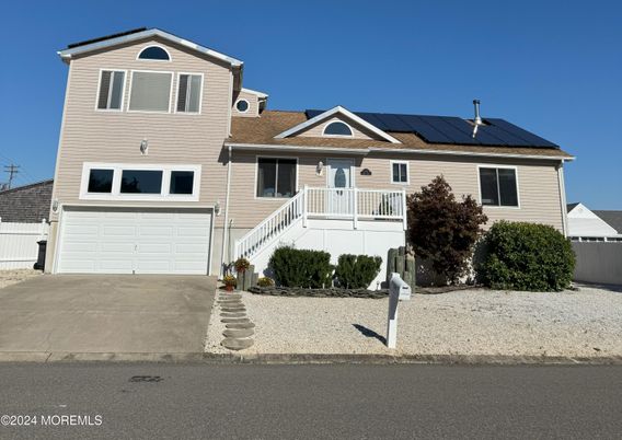 Attached, Exterior, Facade, Solar Panels, American Craftsman