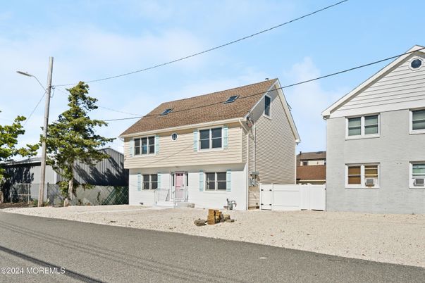 Exterior, Facade, Split Level