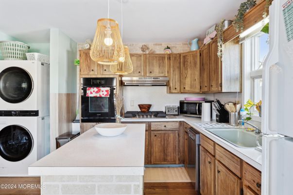 Interior, Kitchen, Pendant Lights, Washer, Wood Texture Flooring