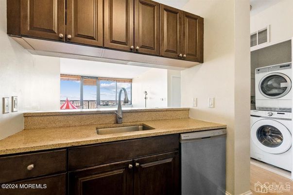 Interior, Washer, Wood Texture Flooring