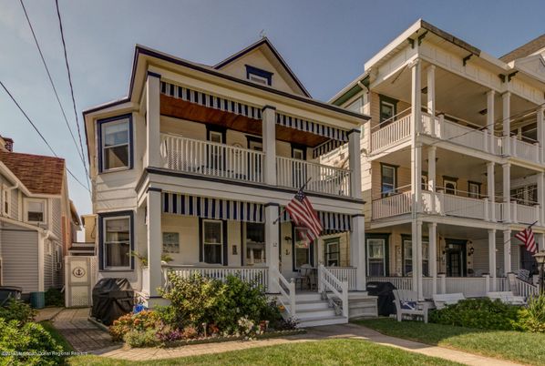 Exterior, Facade, Queen Anne Victorian