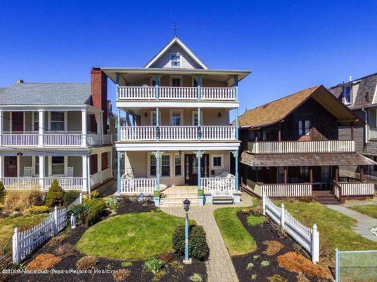 Exterior, Facade, Queen Anne Victorian