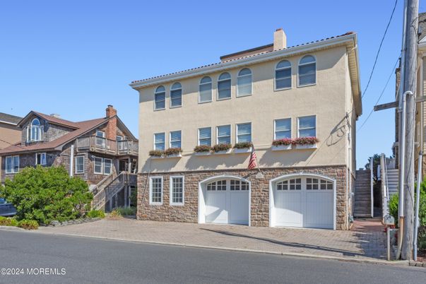 Attached, Exterior, Facade, Mediterranean