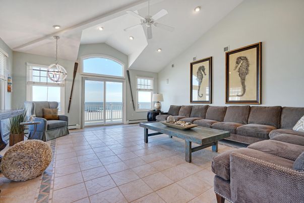 Interior, Living room, Pendant Lights, Recessed Lighting