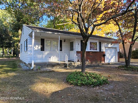 Exterior, Facade, Raised Ranch