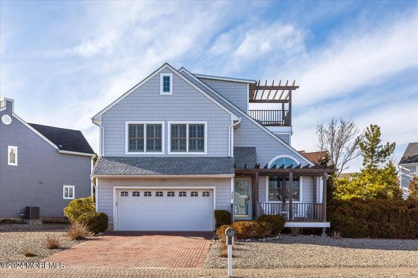 Attached, Exterior, Facade, Farmhouse