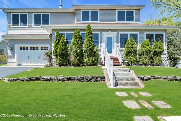 Attached, Exterior, Facade, American Foursquare