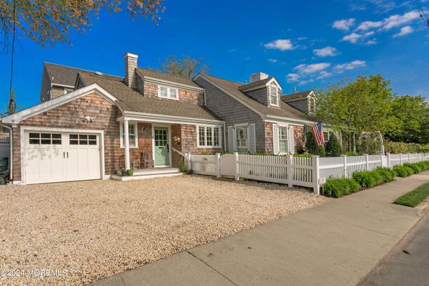 Attached, Exterior, Facade, Cape Cod
