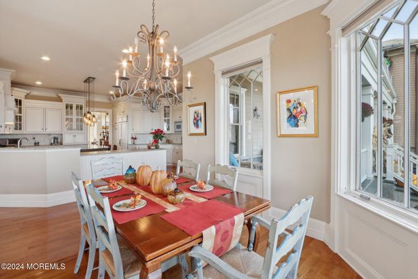 Chandelier, Dining room, Interior, Kitchen, Pendant Lights, Recessed Lighting, Wood Texture Flooring