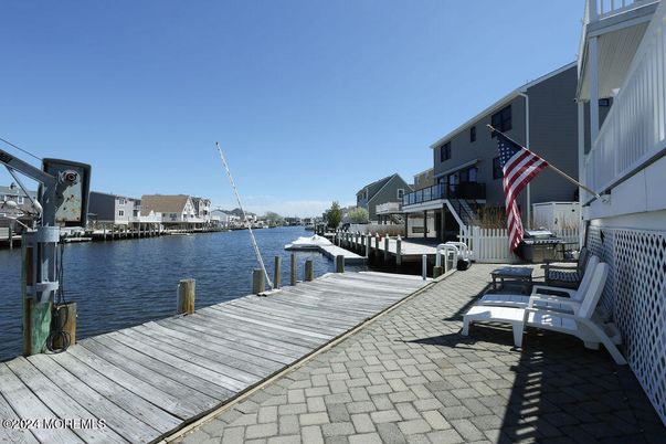 Exterior, Lake