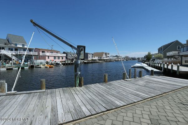 Exterior, Lake