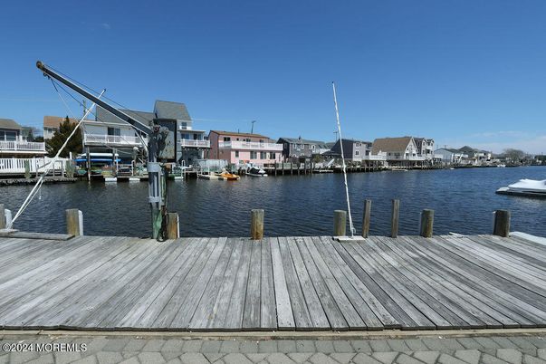Exterior, Lake
