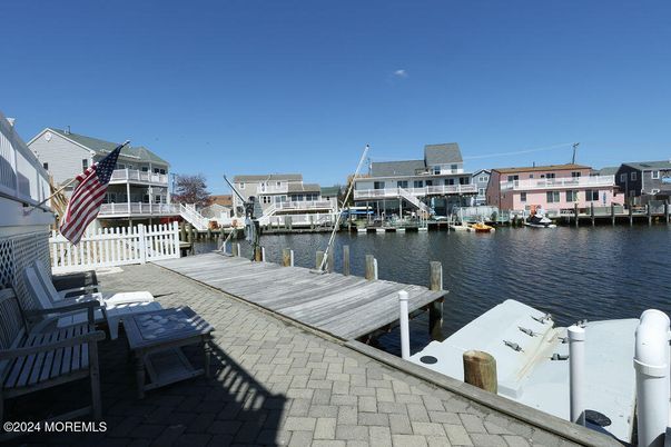 Exterior, Lake