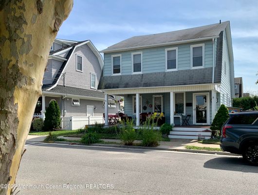Exterior, Facade, American Foursquare